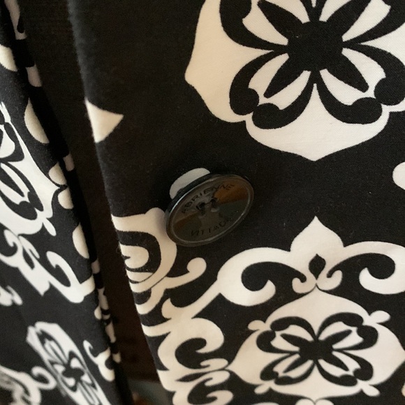 Stylish rain jacket with black and white pattern - Picture 4 of 6